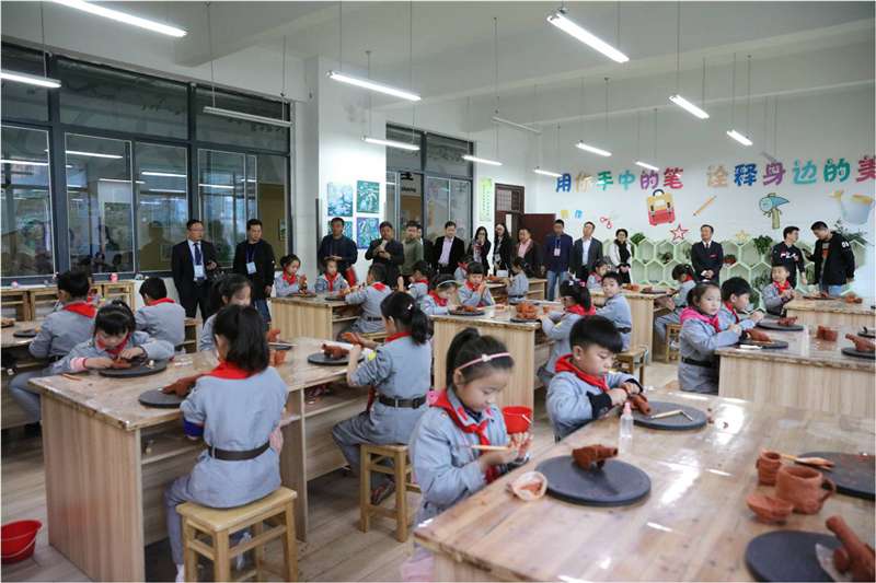 江苏省小学教学改革与创新现场观摩研讨会代表观摩周恩来红军小学
