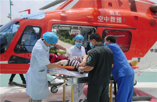 广东 |工人施工高坠骨折 人保联合金汇紧急出动直升机