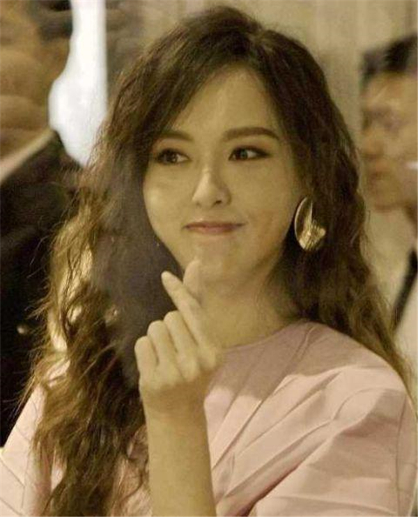 唐嫣隔着玻璃对粉丝比心