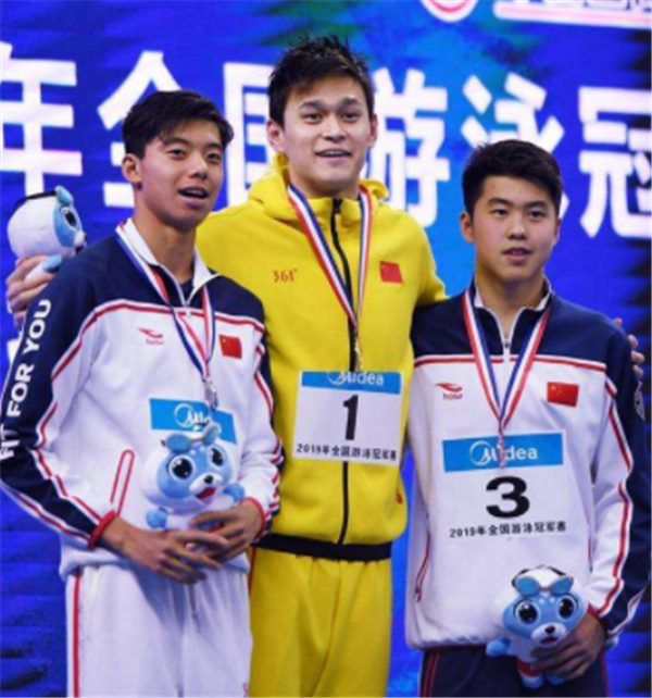 孙杨连续三次夺得800米自由泳冠军，成为历史第一人
