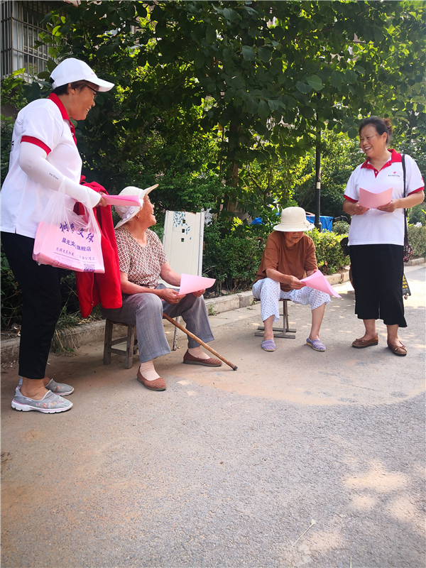 江苏省新沂市红十字协会志愿者 积极参与全国文明城市创建工作