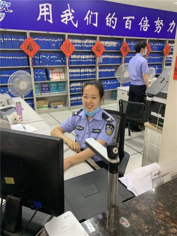 把微笑挂在嘴角 把群众放在心中
