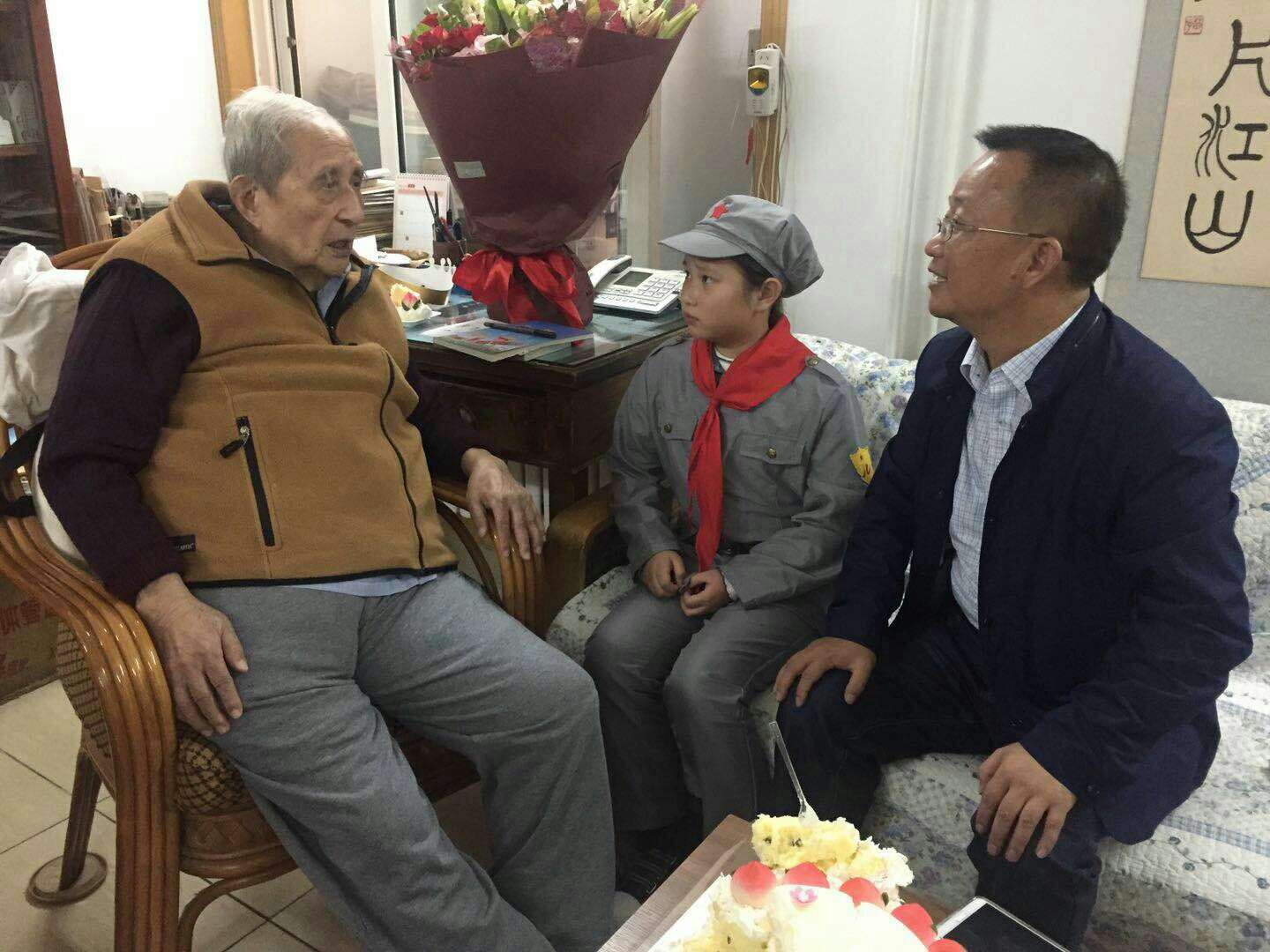敬老节前，我们把满满的敬意献给这位94岁的淮安老人