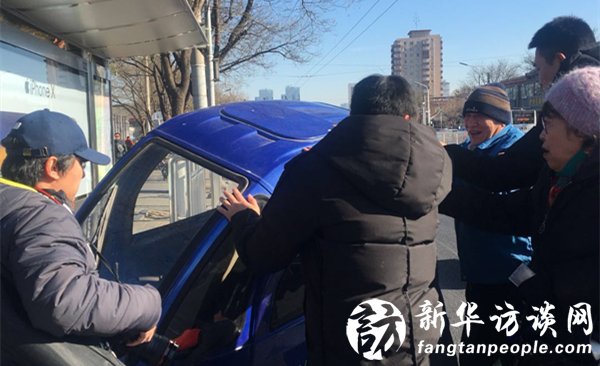 车翻众人扶，北京街头这组照片感动你了吗？