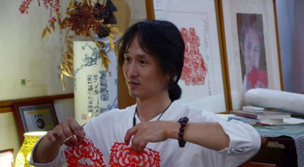 安徽古镇剪纸艺术传承人：创新给传统艺术注入活力