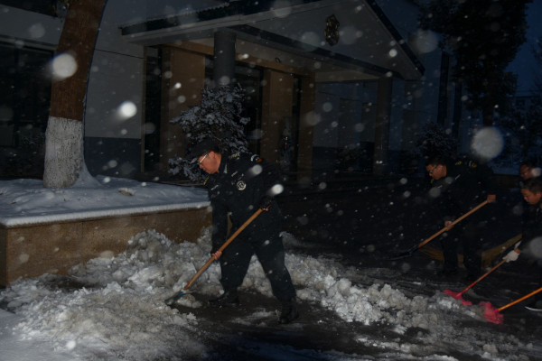 新年连续暴雪，他们才是那动人的“雪景”