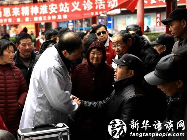 学习恩来精神 走上街头为民义诊