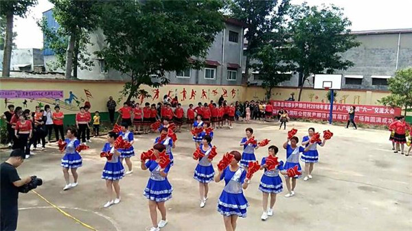 司寨乡尹柳洼村办起了百人广场舞