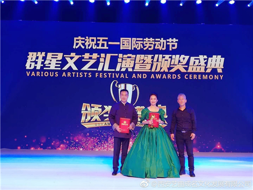 国内著名女歌手张耀坤