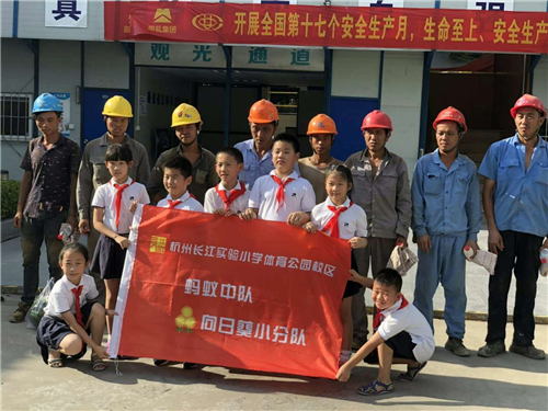 在未来的校园里 - 向高温下的劳动者致敬