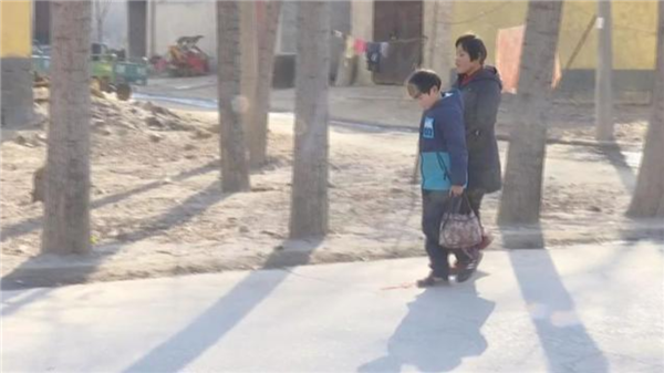 12岁男孩牵手失明母亲，令人动容