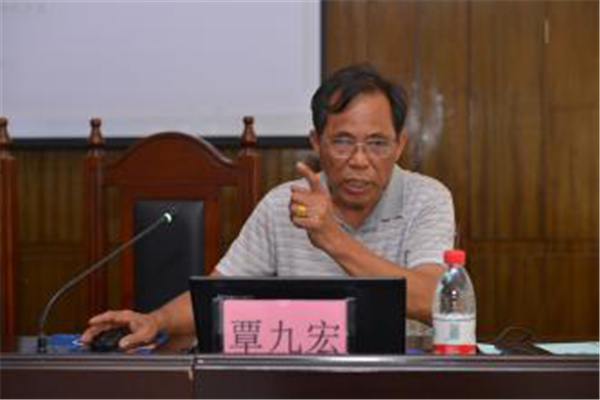 中国东盟同胞网执行总编辑蓝乙人采访《宣传与文明》杂志社社长覃九宏先生
