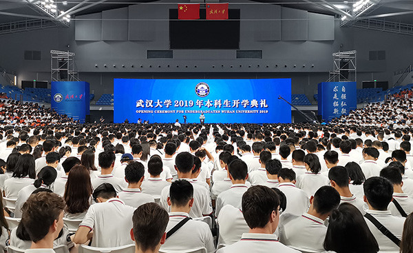 武大回应开学典礼一新生自行上台演讲被劝离