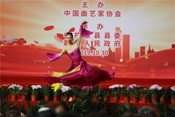 中国曲协文艺志愿服务团送欢笑活动走进河北献县