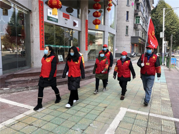 抗疫战线上的红马夹