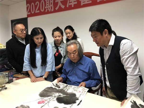 齐白石再传弟子于志祥受到天津美院教授霍春阳亲切指导