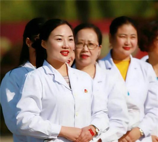 因为我是白衣天使更因为我是共产党员