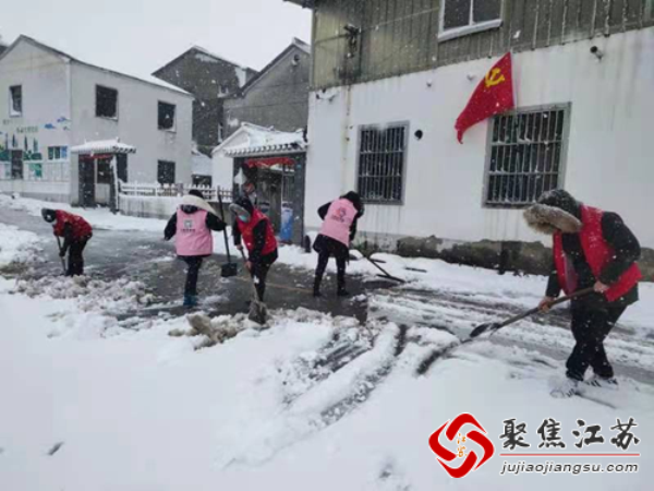 双新社区：扫雪除冰保畅通，网格服务暖人心