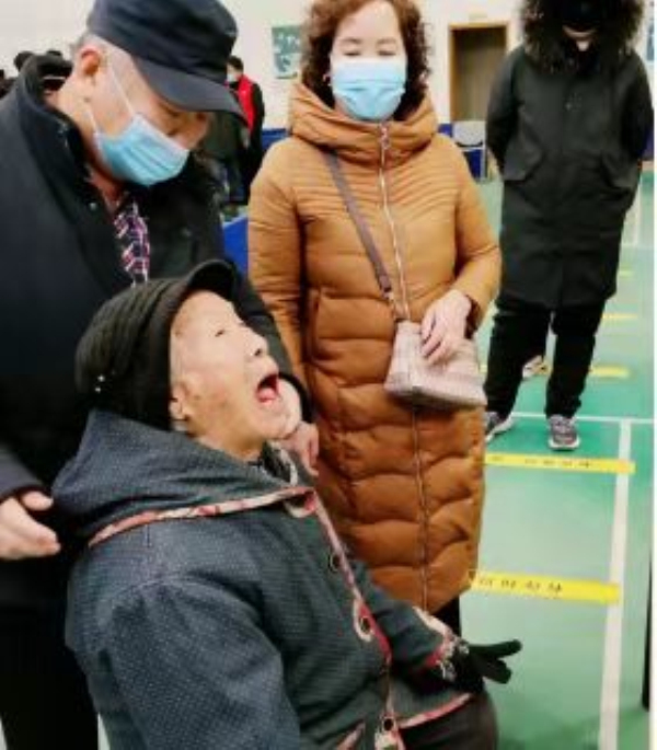 不给政府增负担 天津滨海近百岁老人亲到现场做检测