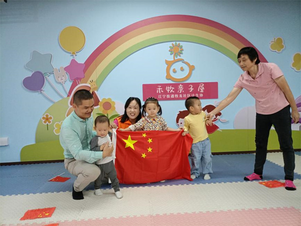 牧龙社区亲子爱国教育活动：红旗飘飘，童心向党