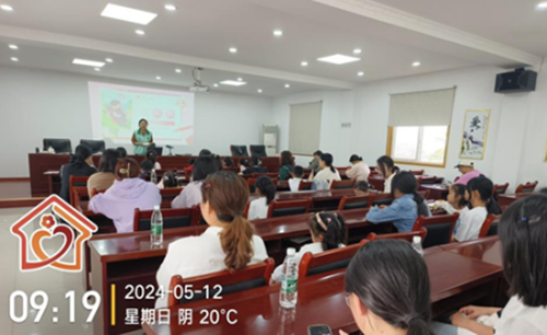 庙庄村开展“母爱·绘就芳华-庙庄村母亲节非遗漆扇”