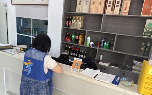 横岭社区网格员开展沿街商铺巡查 筑牢社区安全防线