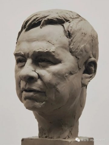 波兰前总统莱赫.亚历山大.卡钦斯基肖像丨田跃民雕塑作品欣赏（泥稿）
